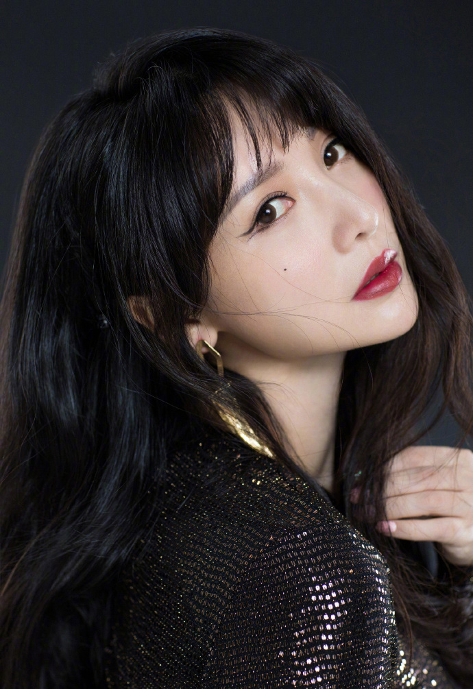 中国内地湖南衡阳女演员柳岩写真电脑桌面壁纸之网络美女图片