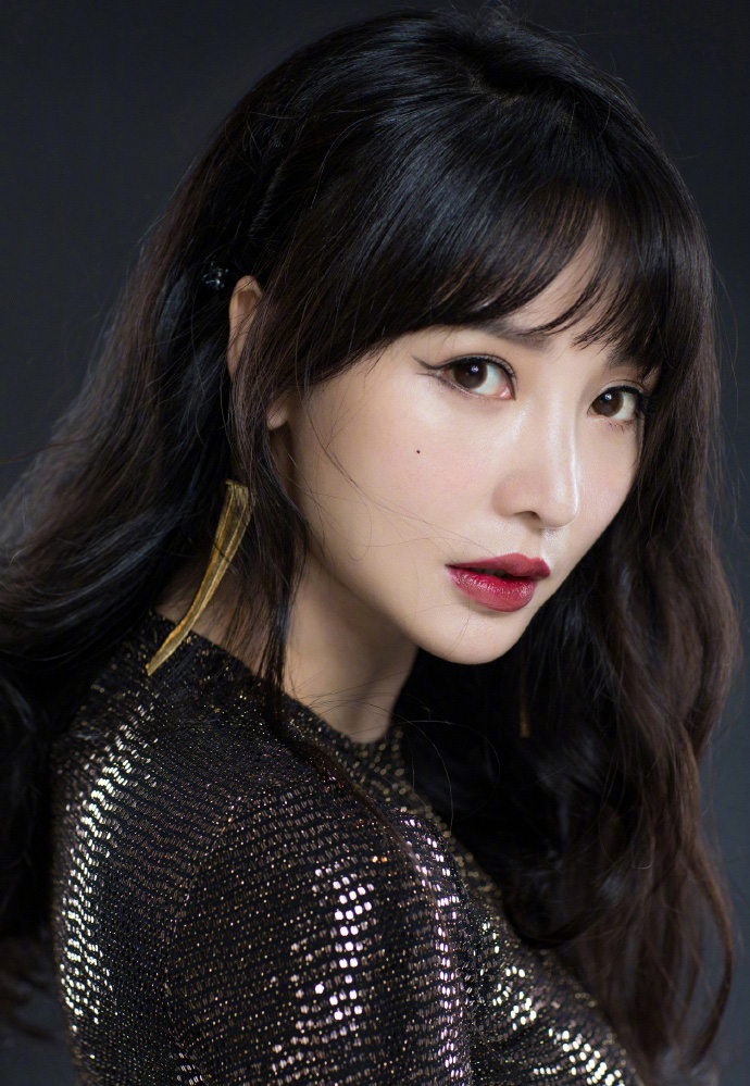 中国内地湖南衡阳女演员柳岩写真电脑桌面壁纸之网络美女图片