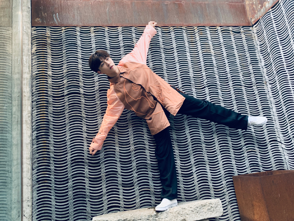 陈立农简约休闲街拍图片图片