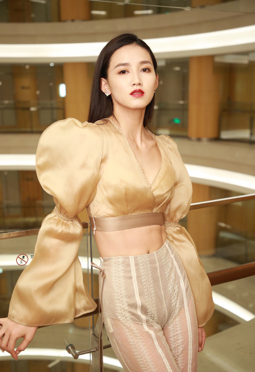 高清女星周开开高挑长腿写真图片