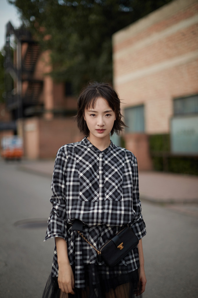 中国内地四川成都女演员孙铱丸子头娇俏可爱杂志写真图片图片