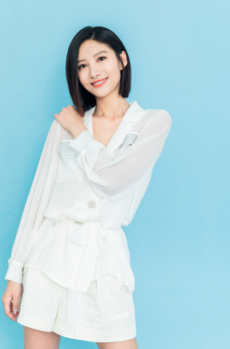中国内地山东济南女演员吴优性感吊带裙写真图片图片