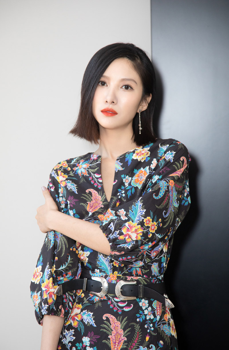 中国内地山东济南女演员吴优性感吊带裙写真图片图片