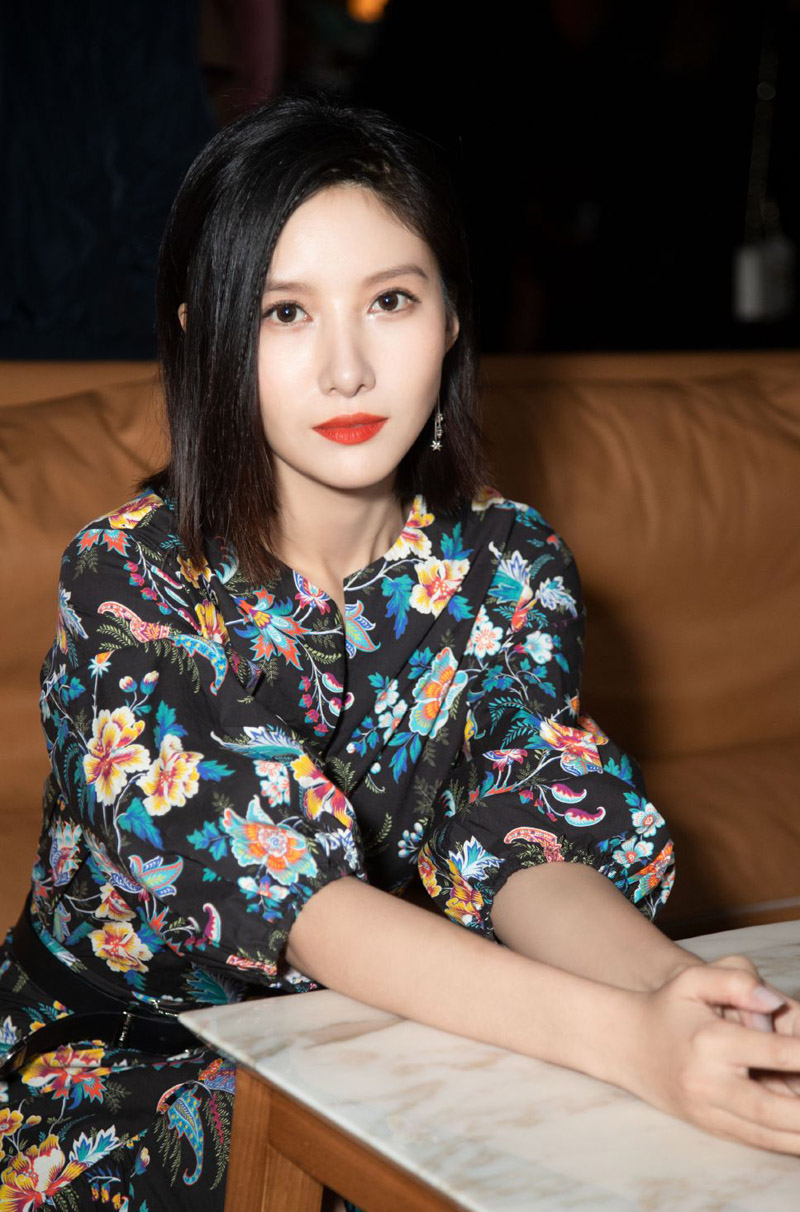 中国内地山东济南女演员吴优性感吊带裙写真图片图片