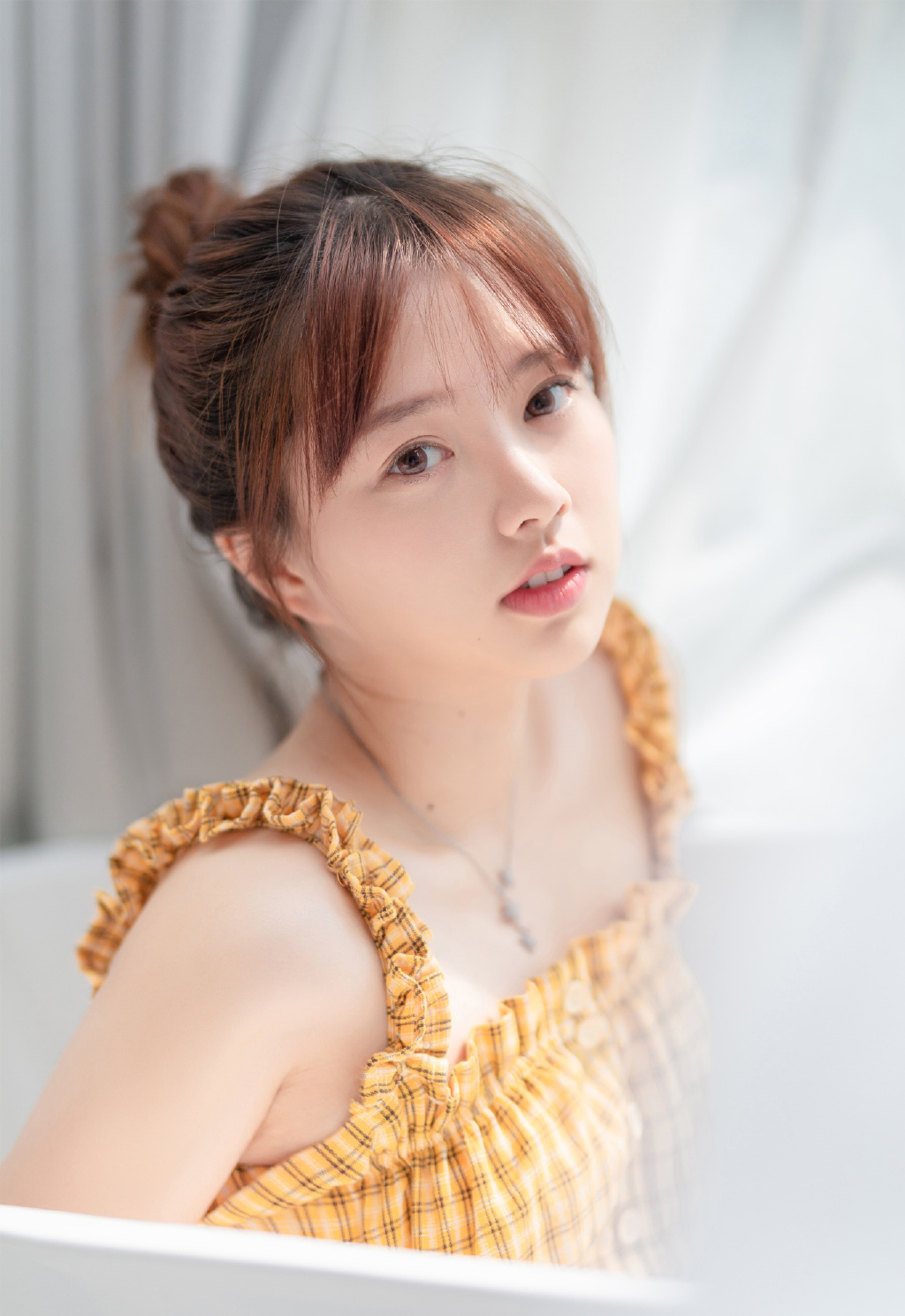 高清最流行女裤性感御姐美女吊带白丝美腿热裤惹火写真图片