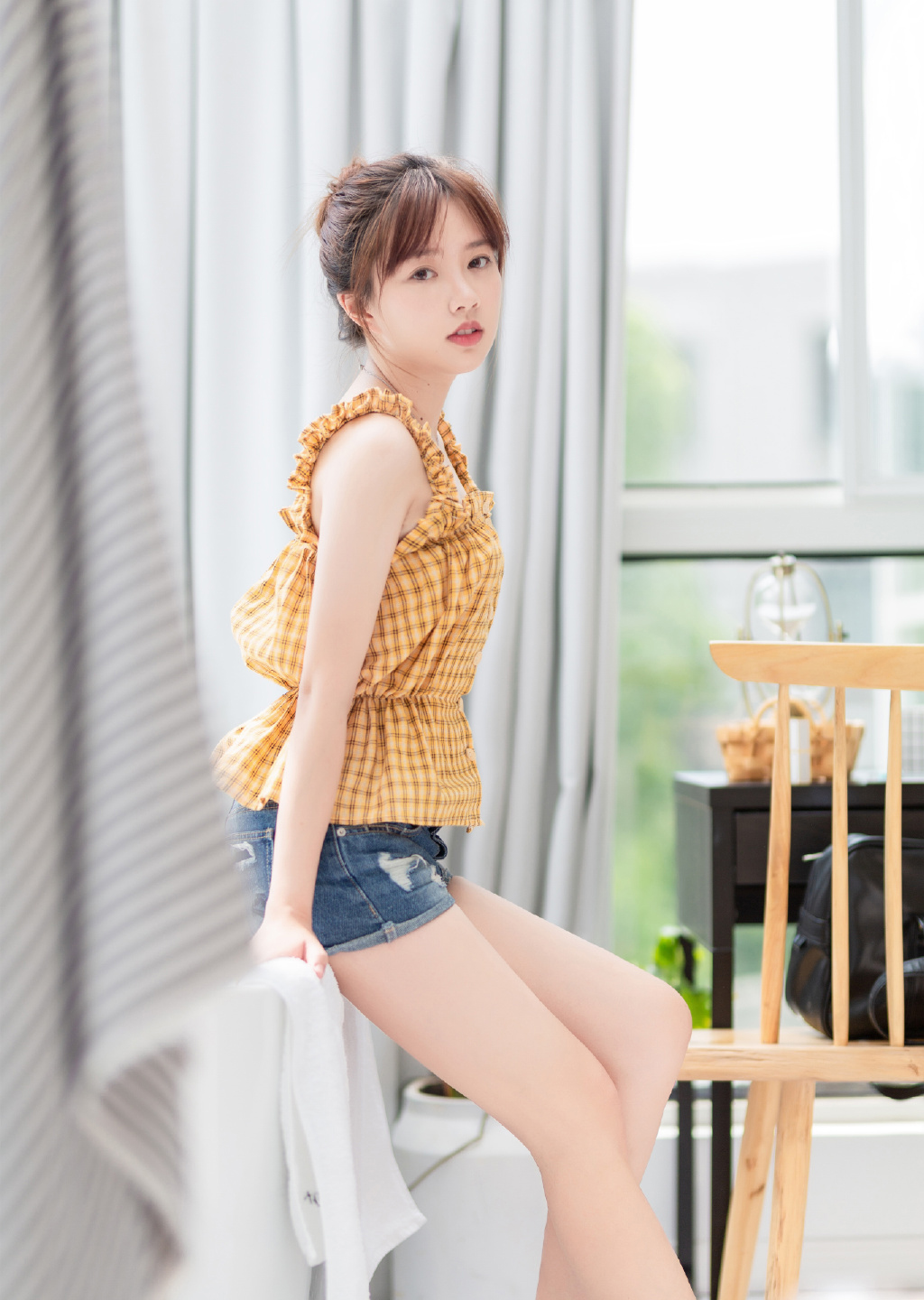 高清最流行女裤性感御姐美女吊带白丝美腿热裤惹火写真图片