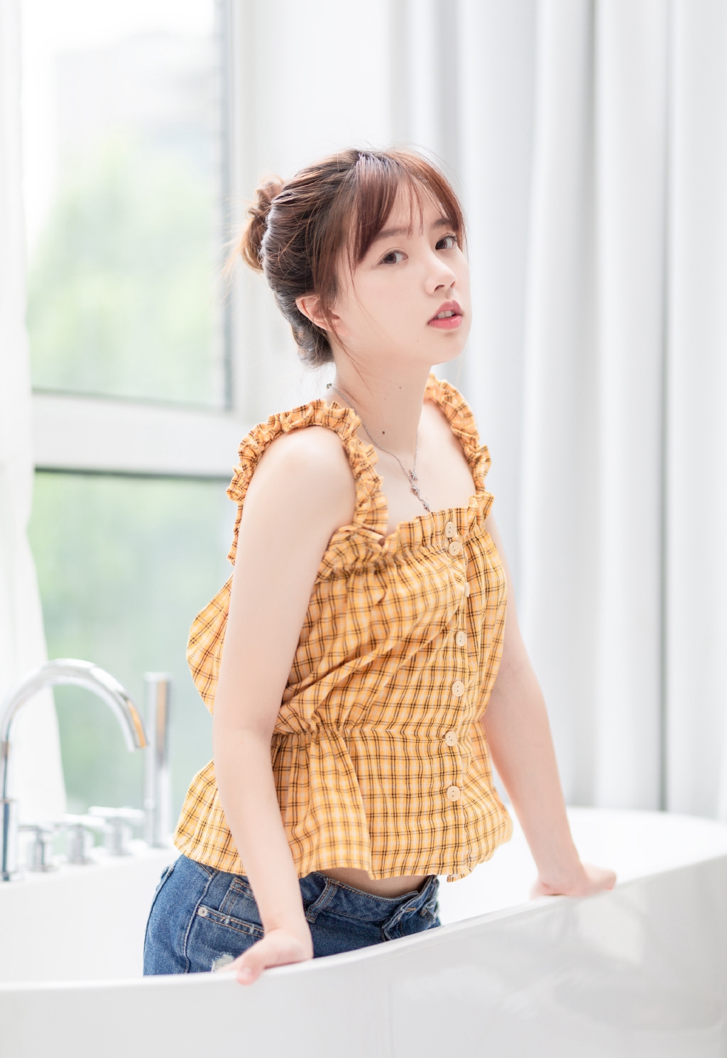 高清最流行女裤性感御姐美女吊带白丝美腿热裤惹火写真图片