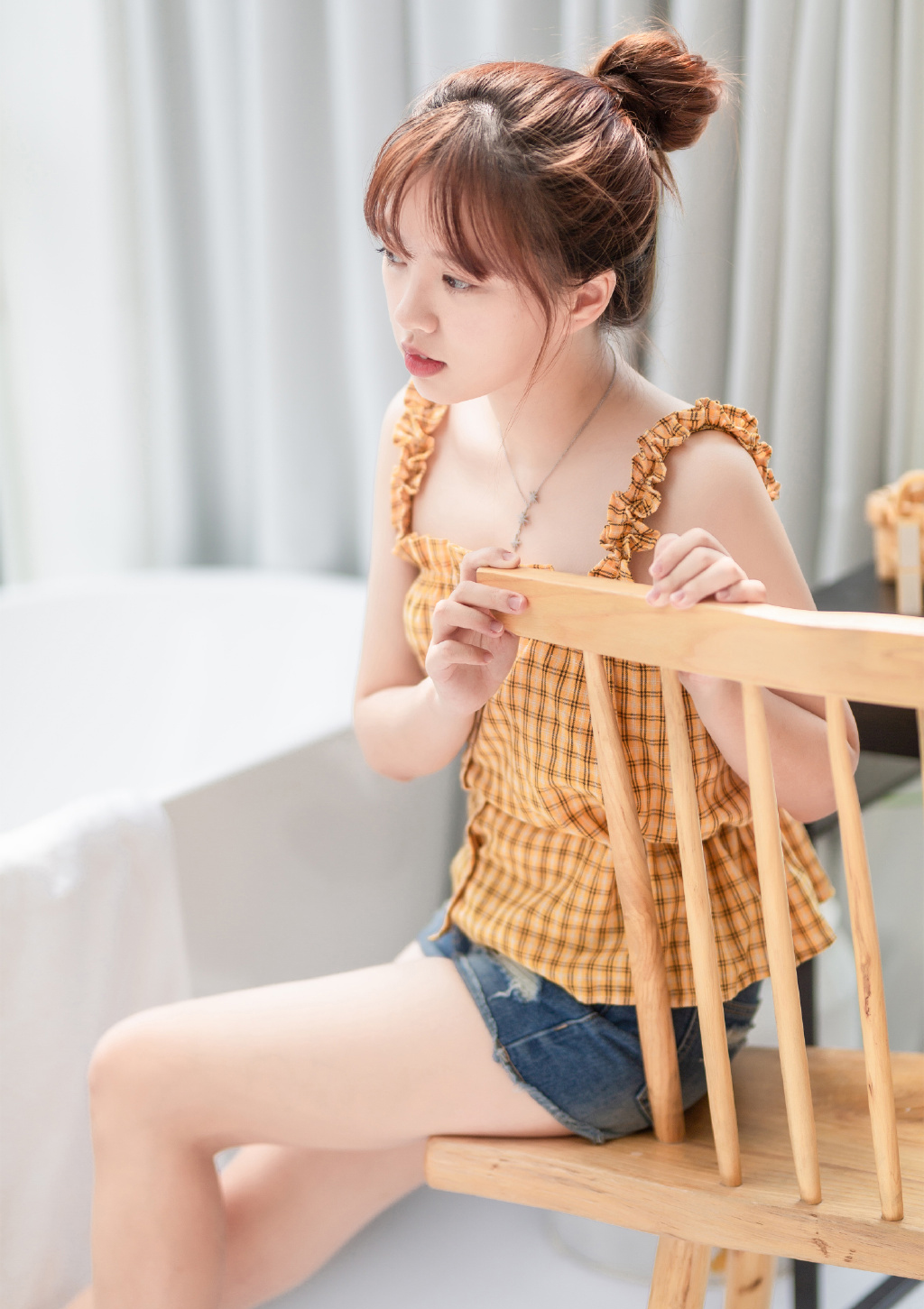高清最流行女裤性感御姐美女吊带白丝美腿热裤惹火写真图片