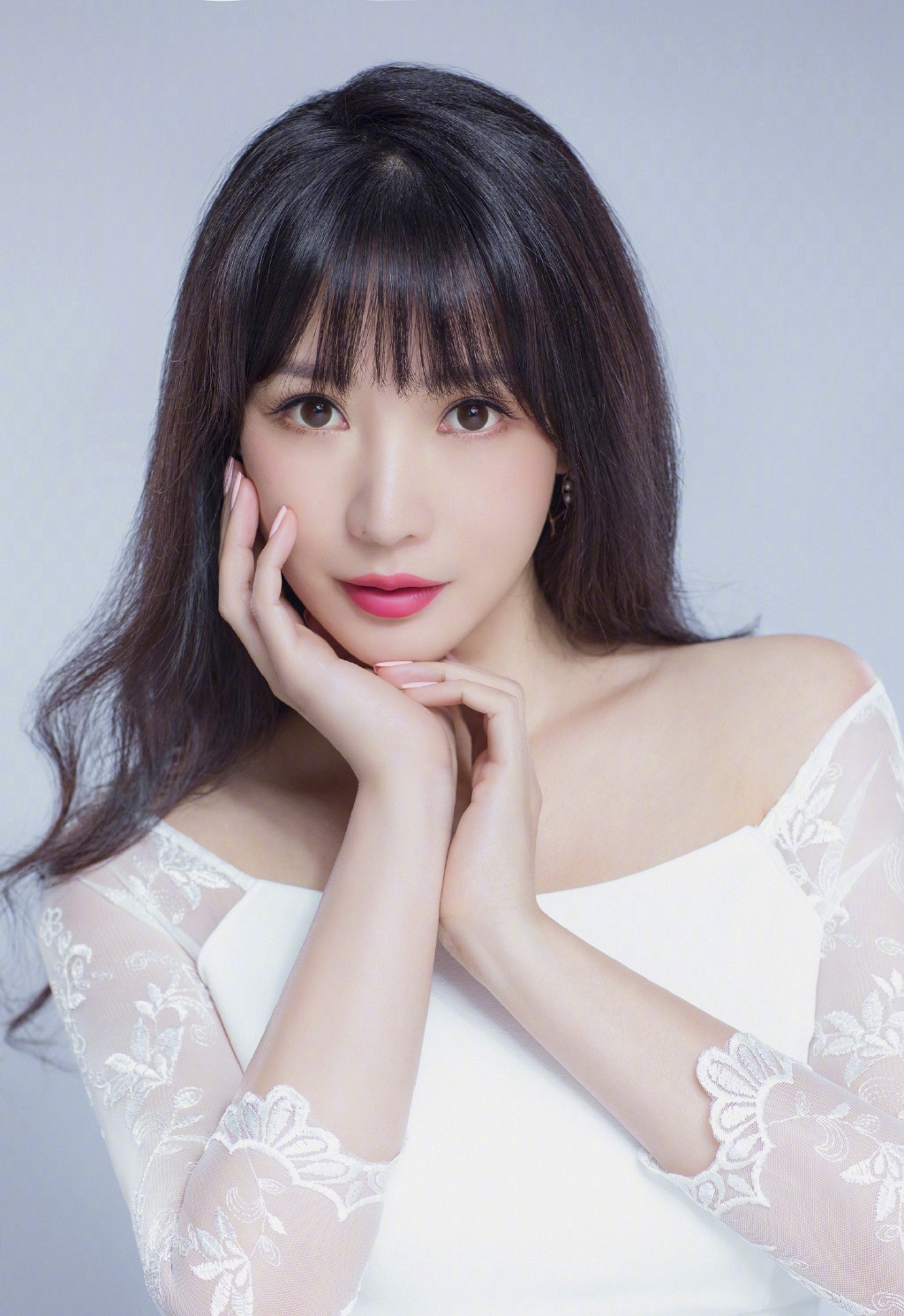 中国内地湖南衡阳女演员柳岩写真电脑桌面壁纸之网络美女图片