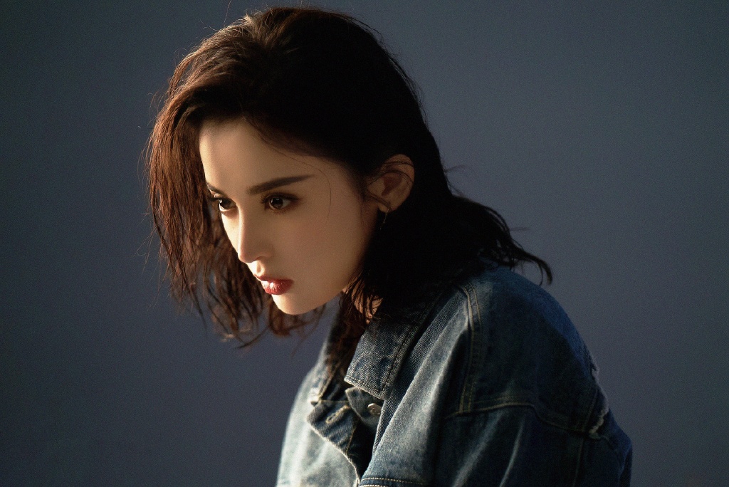 中国内地新疆乌鲁木齐市影视女演员古力娜扎微博之夜性感甜美写真图片图片