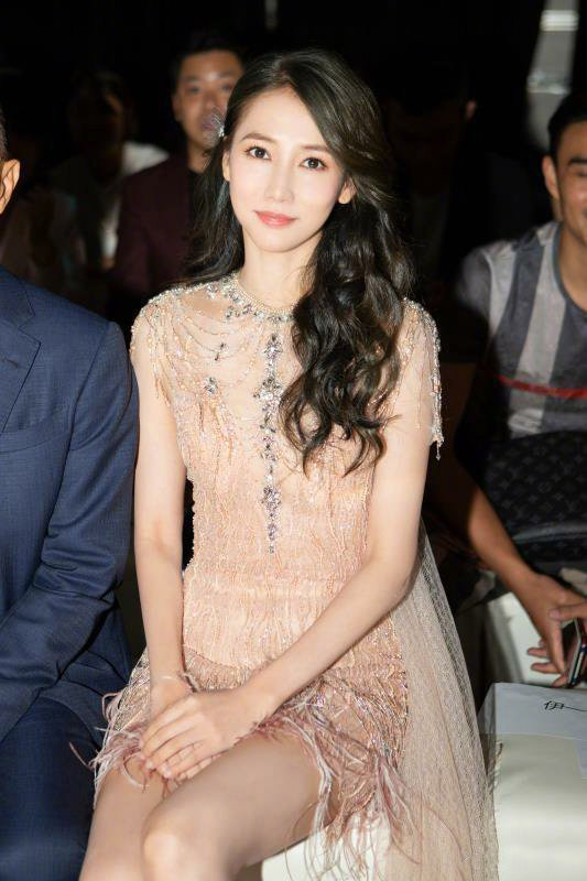 大陆广西壮族自治区百色弦子裸色羽毛裙优雅写真图片图片