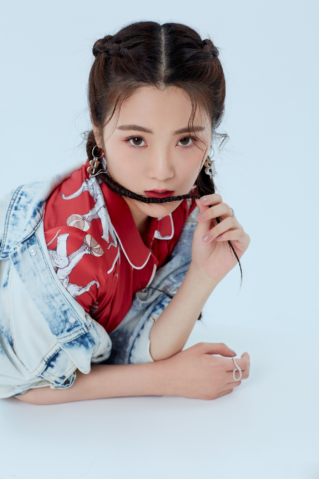 高清张可盈露肩裙性感写真图片图片