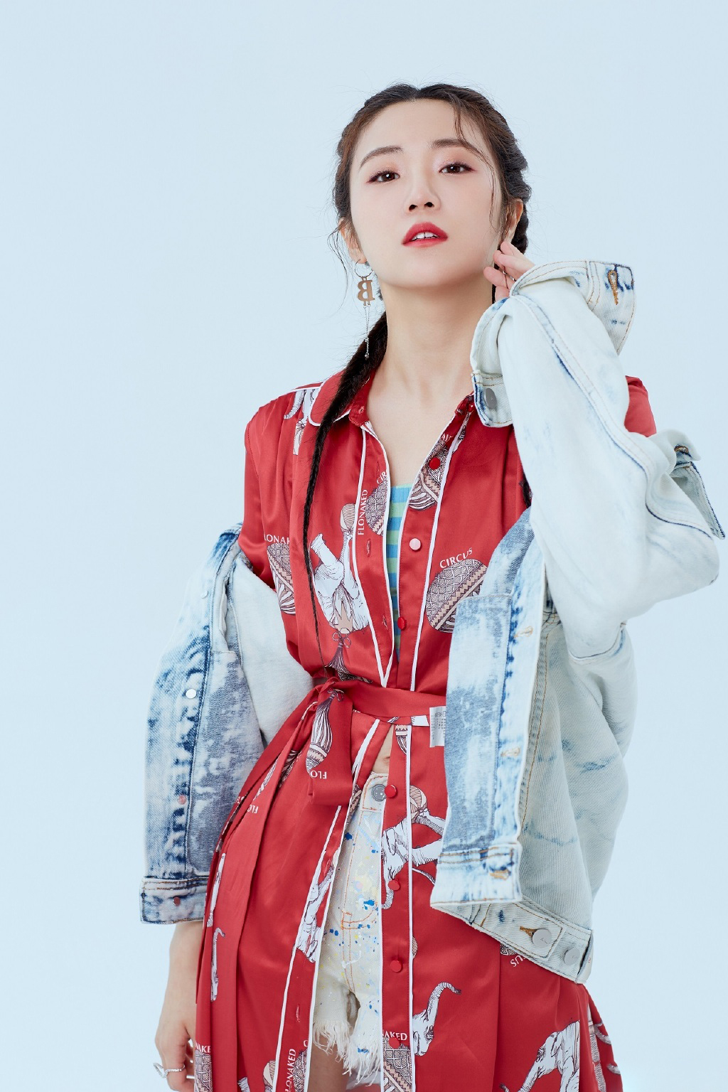 高清张可盈露肩裙性感写真图片图片