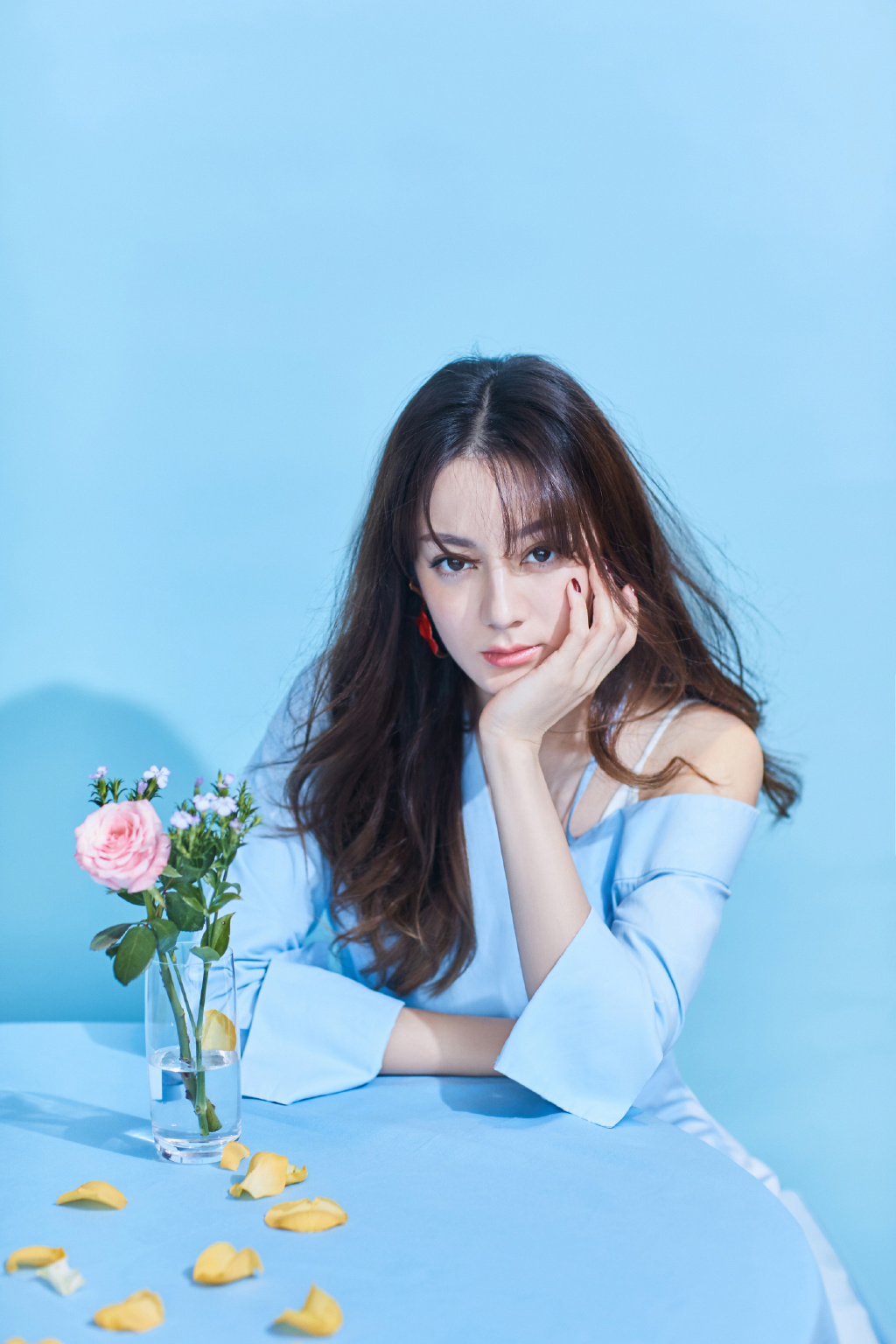 新疆乌鲁木齐美女演员迪丽热巴黑白复古高清桌面壁纸图片