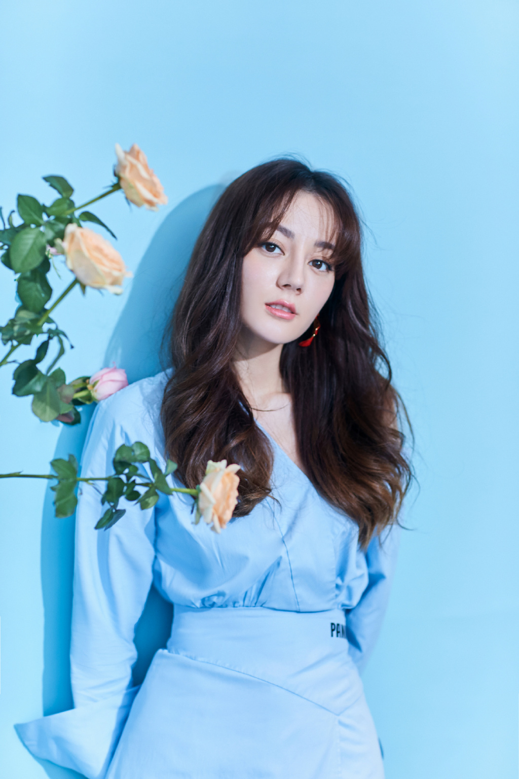 新疆乌鲁木齐美女演员迪丽热巴最新杂志写真图片图片