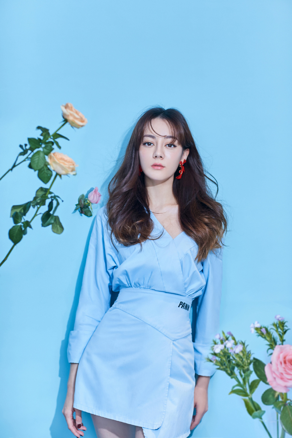 新疆乌鲁木齐美女演员迪丽热巴性感抹胸裙写真桌面壁纸图片