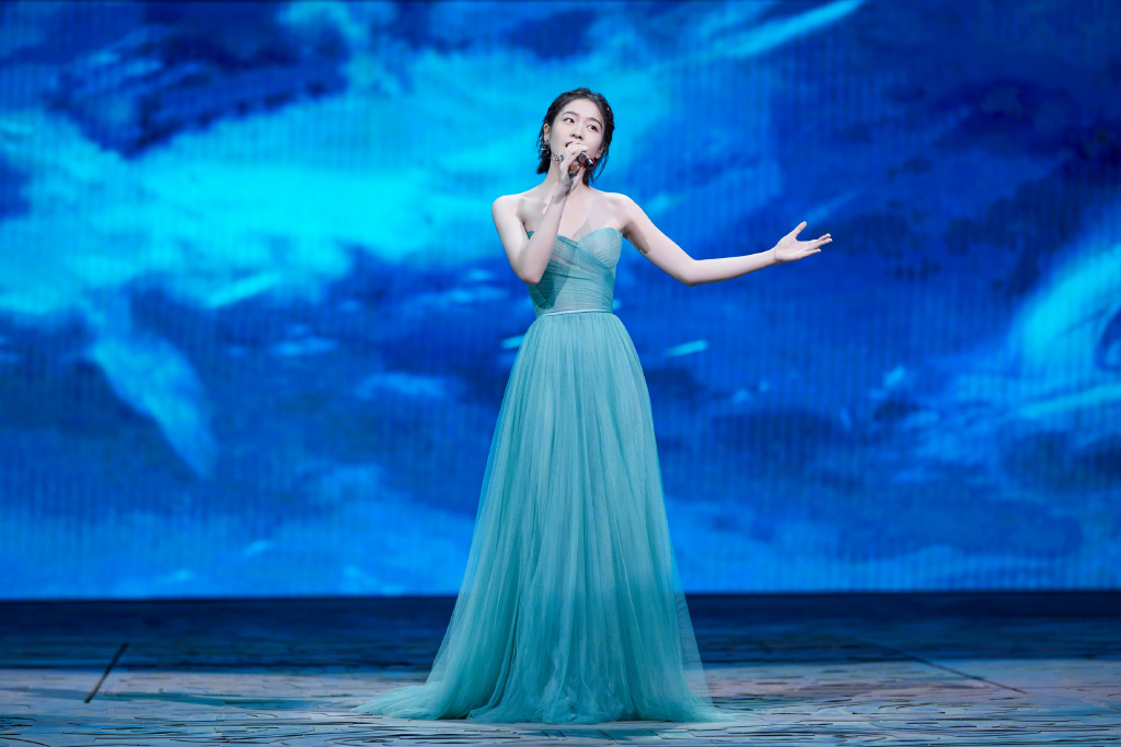 中国内地浙江省义乌女演员张雪迎时尚个性写真图片图片