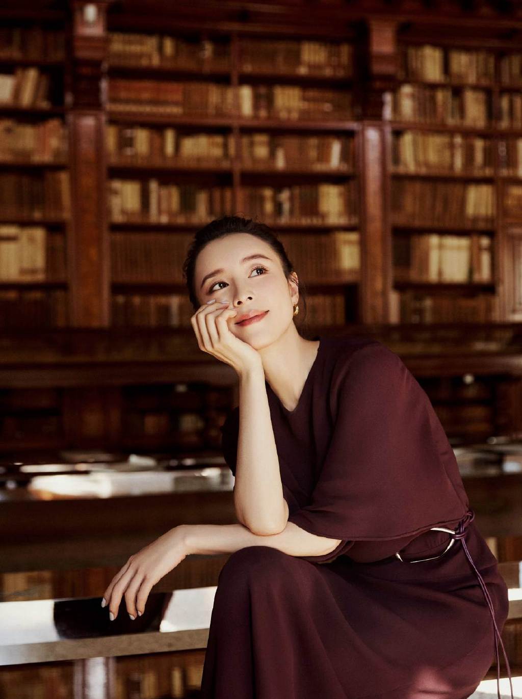 中国内地福建永安女演员张静初红衣造型写真图片：知性优雅图片