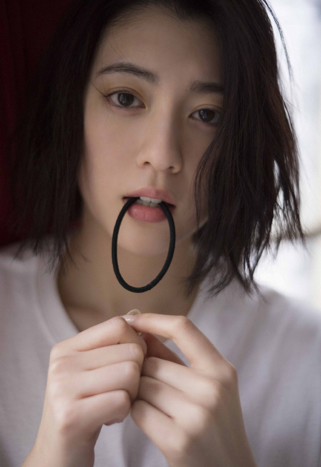 三吉彩花图片