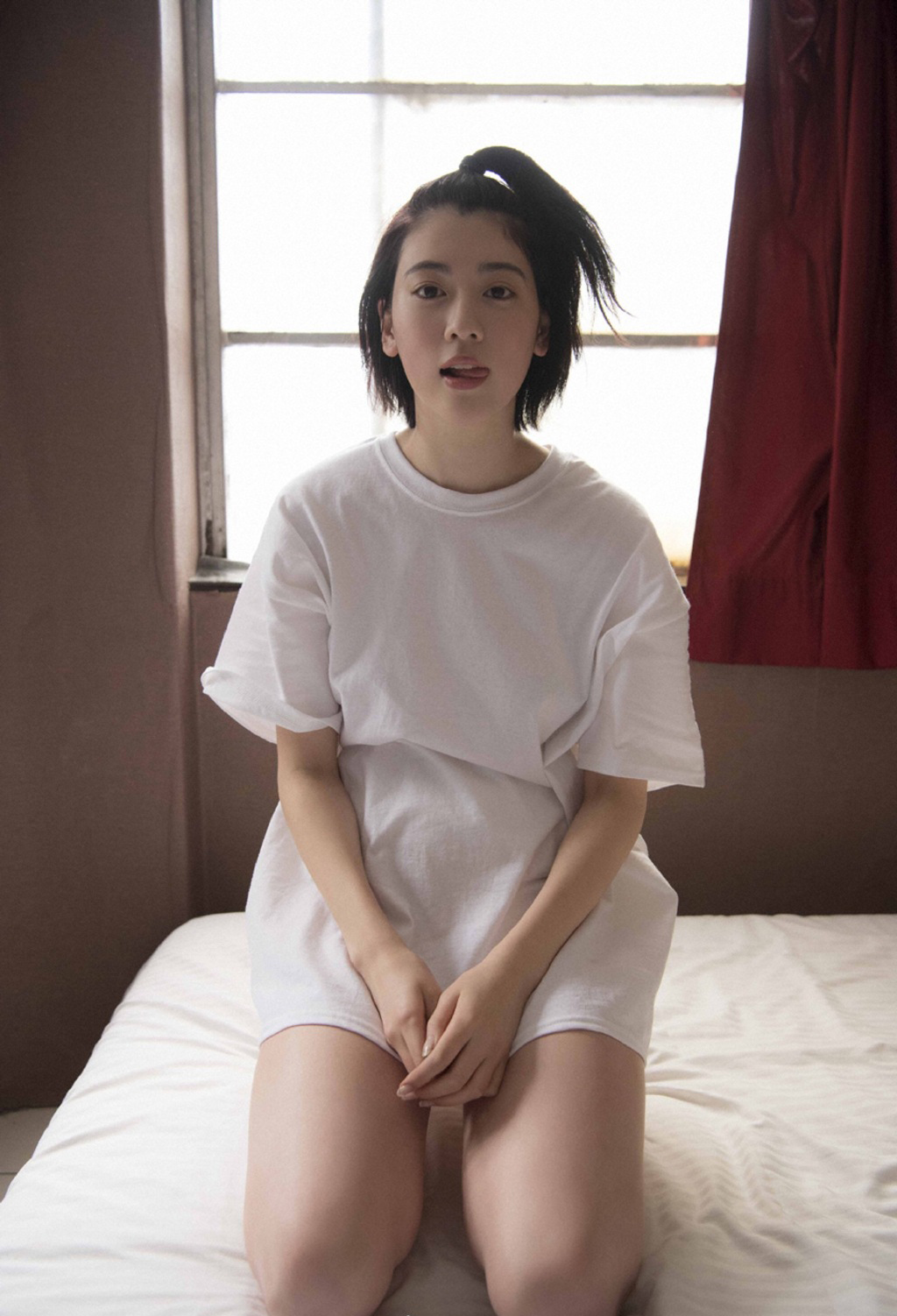 三吉彩花图片