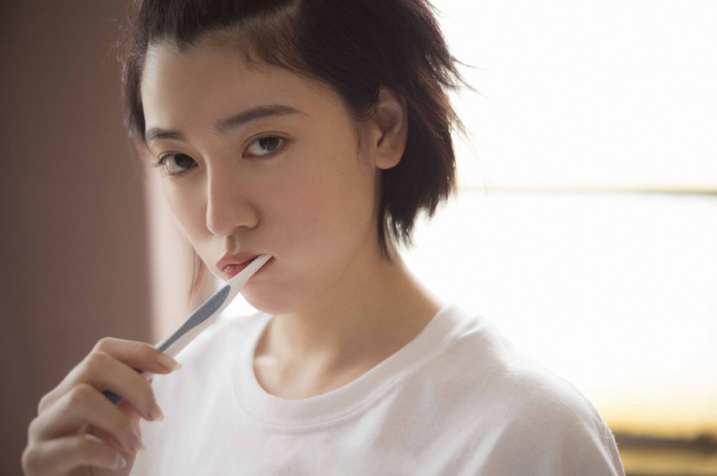 三吉彩花图片