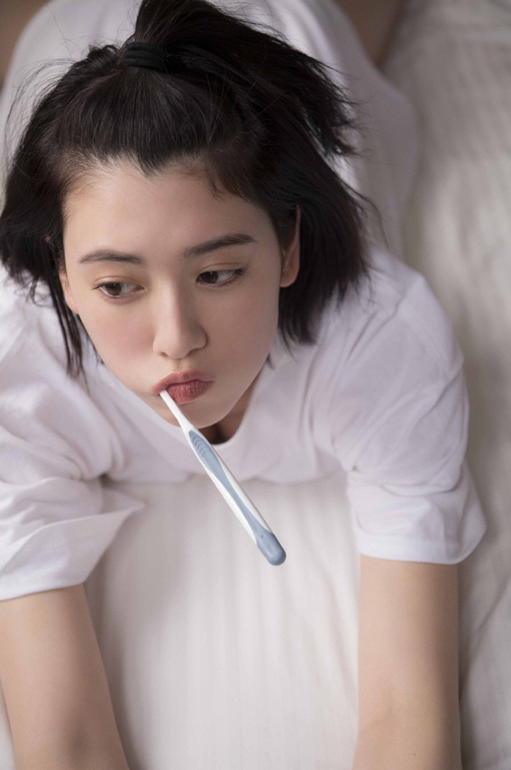 三吉彩花图片