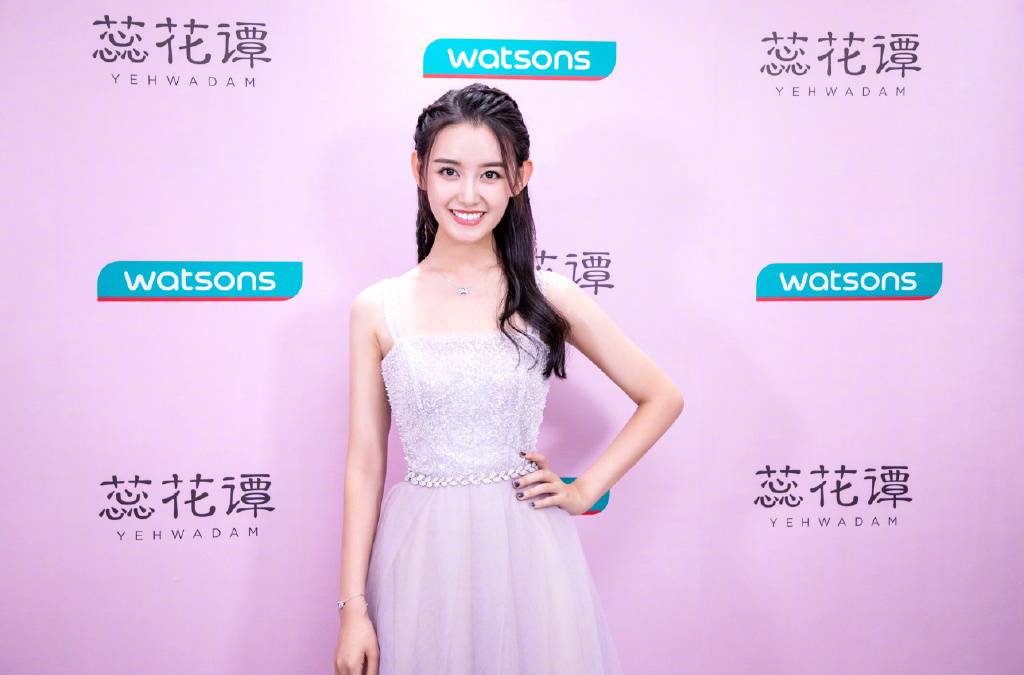 蒋依依夜晚自拍照图片图片