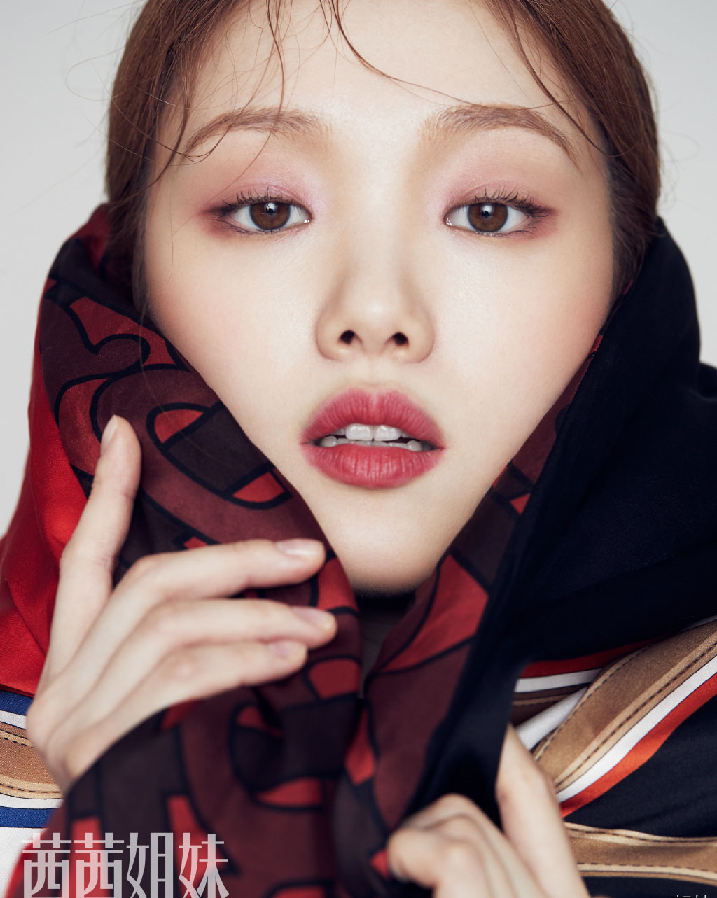 高清韩国女演员模特李圣经性感中文杂志写真图片图片