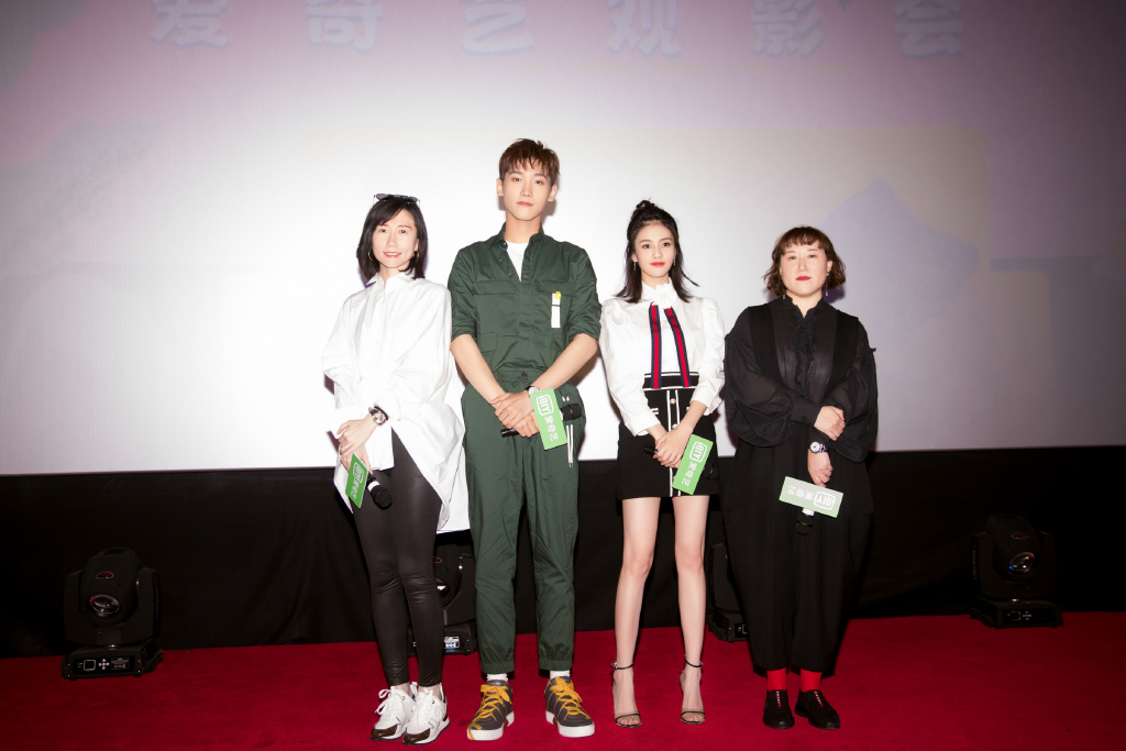 高清出生于河南省郑州男星邢昭林白色西装帅气写真图片图片