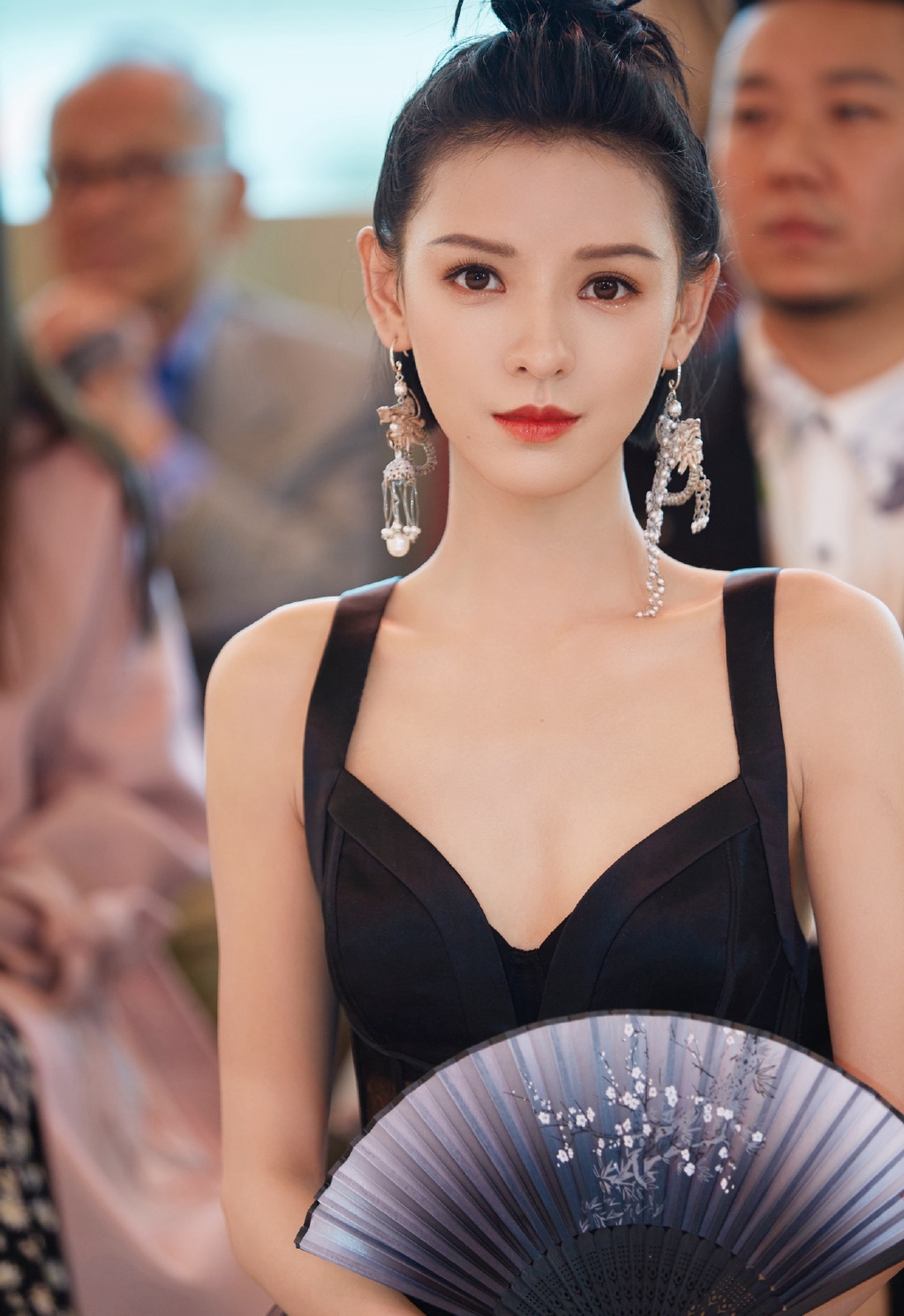 中国内地新晋女演员模特张予曦妩媚浴袍微博美照图片图片