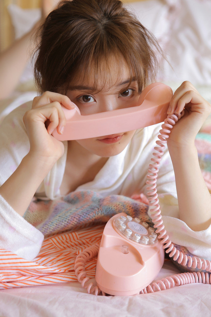 中国内地新晋女演员模特张予曦妩媚浴袍微博美照图片图片
