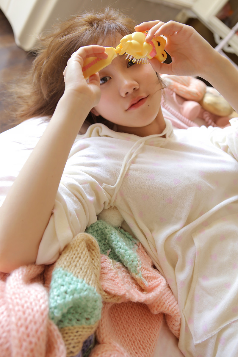 中国内地新晋女演员模特张予曦妩媚浴袍微博美照图片图片