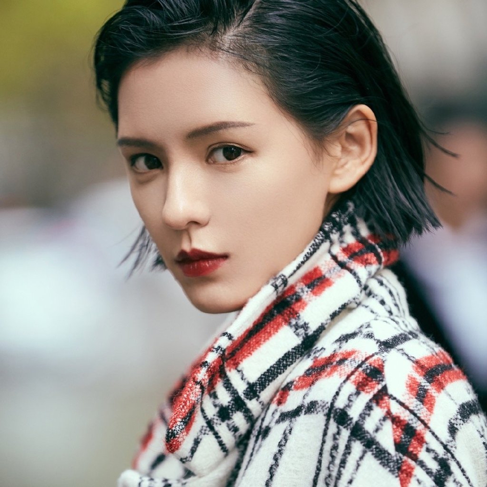 中国内地新晋女演员模特张予曦妩媚浴袍微博美照图片图片