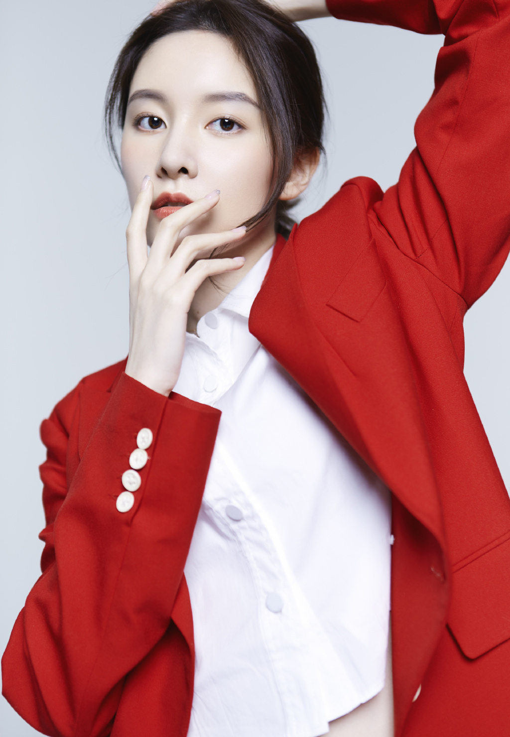 中国大陆女演员崔心心红色西服性感图片图片