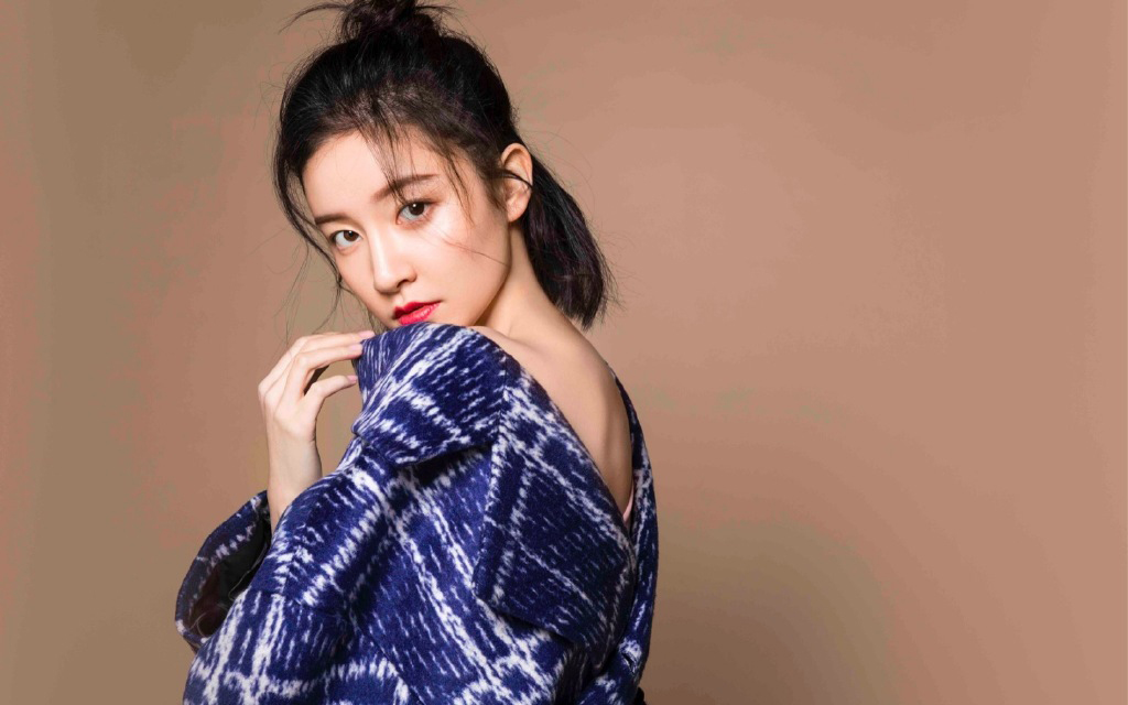 中国大陆女演员崔心心红色西服性感图片图片