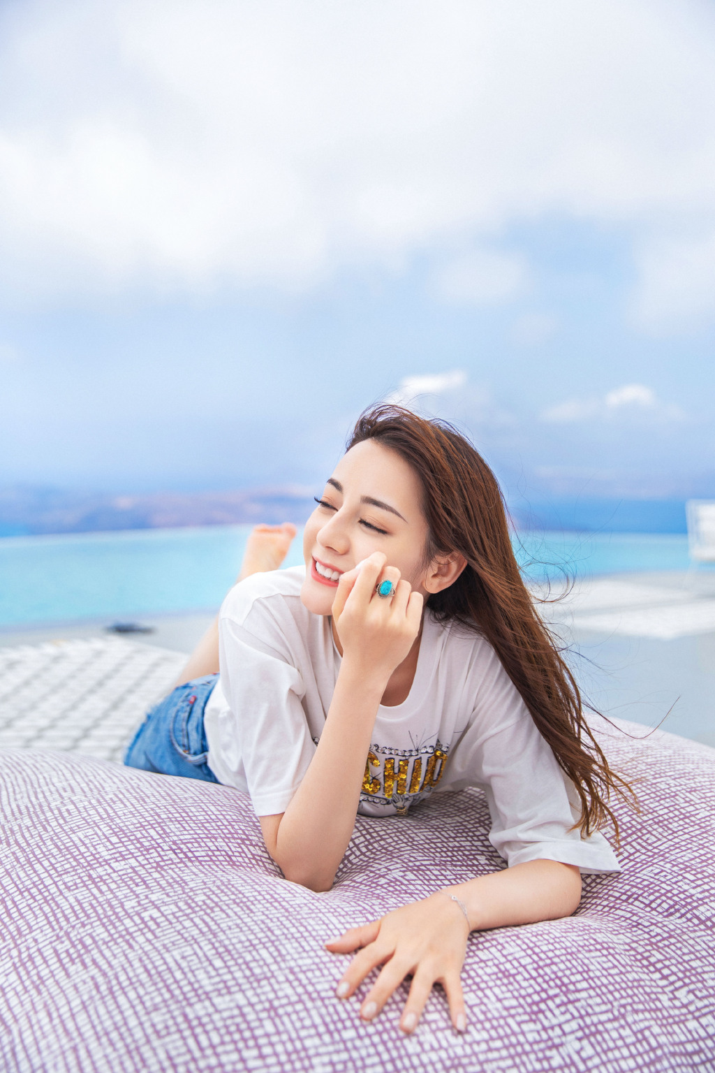新疆乌鲁木齐美女演员迪丽热巴最新杂志写真图片图片