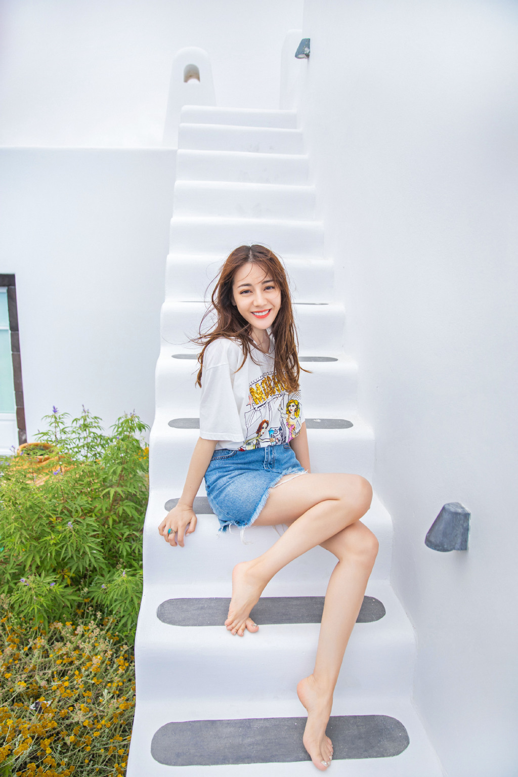 新疆乌鲁木齐美女演员迪丽热巴性感抹胸裙写真桌面壁纸图片