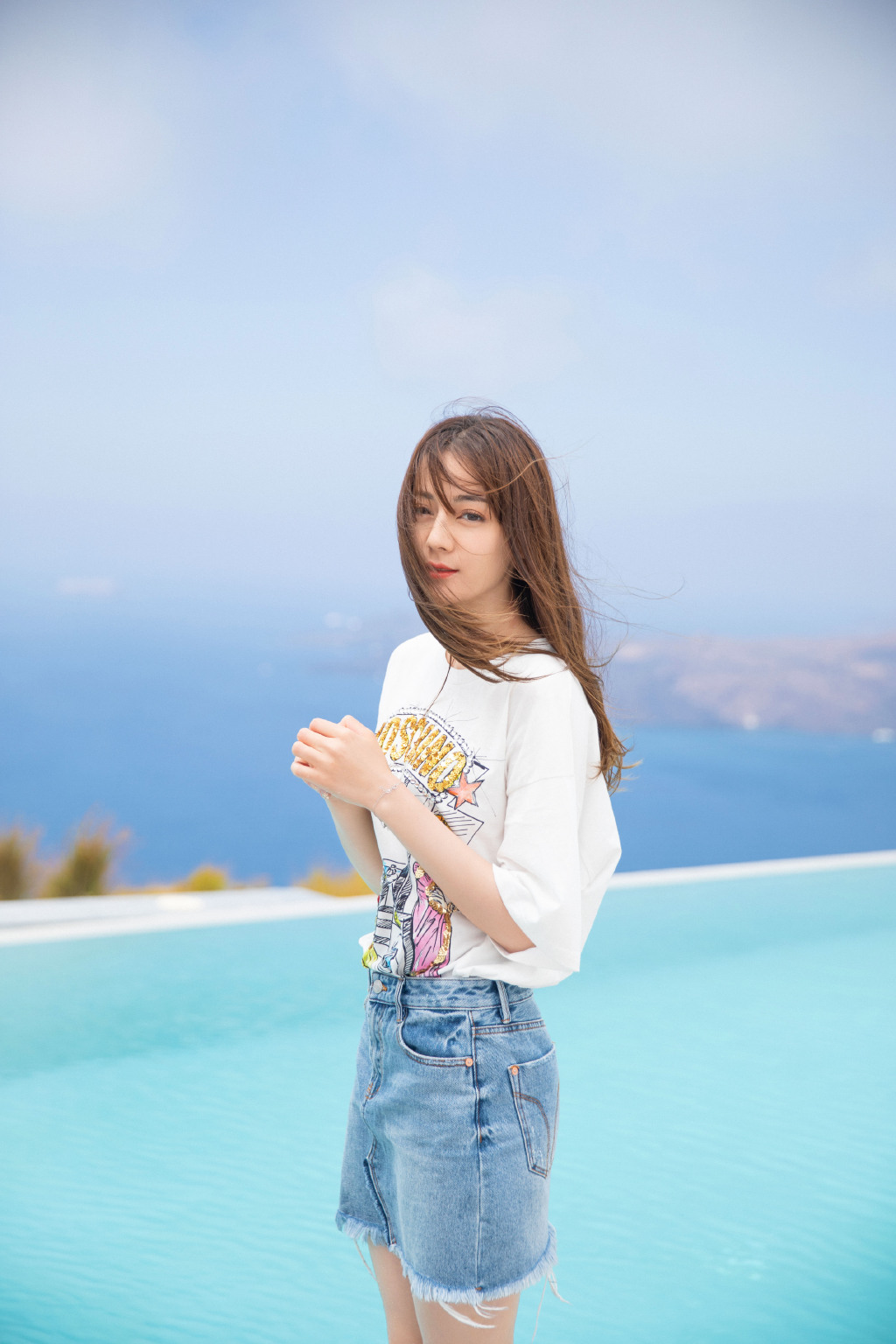 新疆乌鲁木齐美女演员迪丽热巴最新杂志写真图片图片