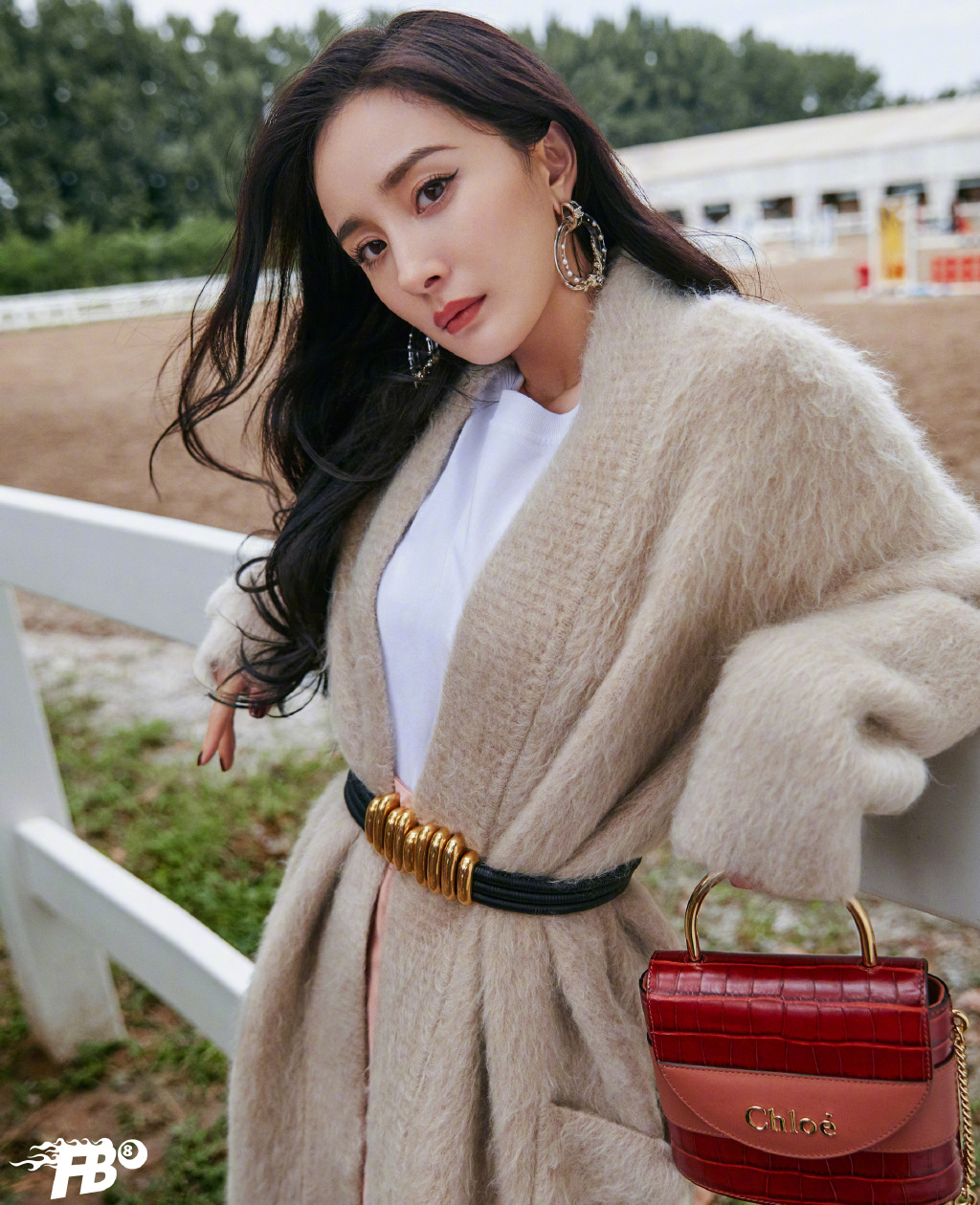 中国内地北京影视女演员杨幂抹胸裙性感高清桌面壁纸图片