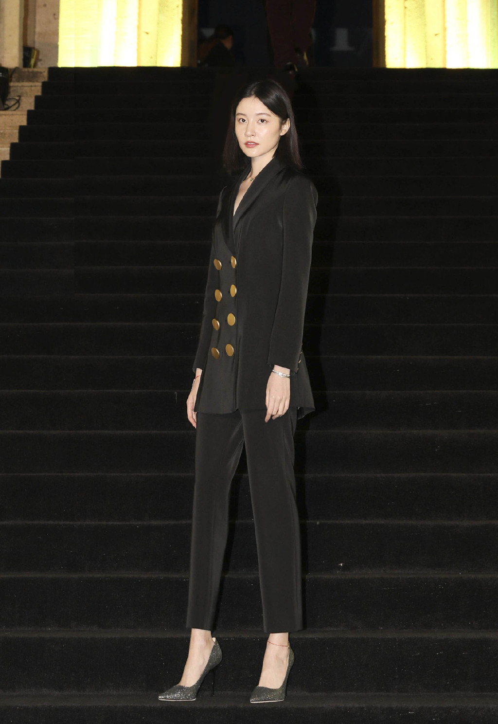 中国大陆女演员崔心心红色西服性感图片图片