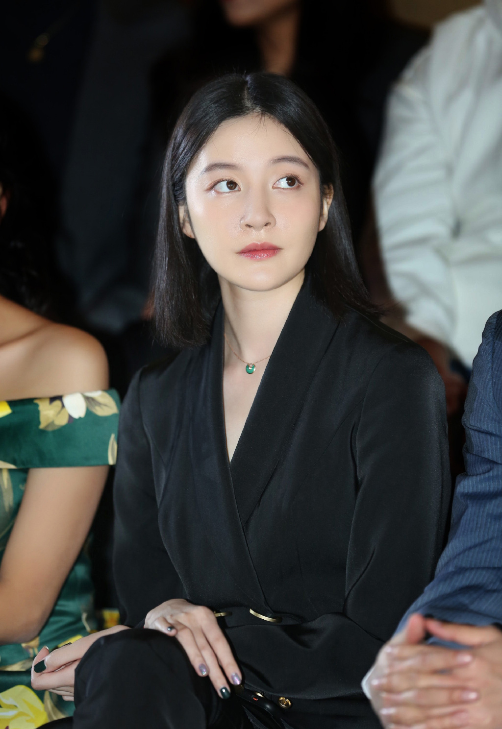 中国大陆女演员崔心心红色西服性感图片图片