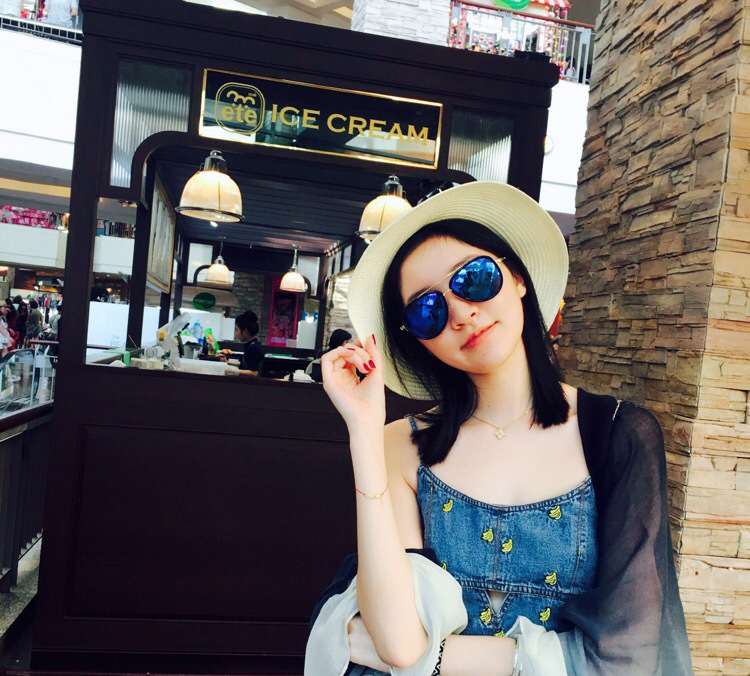 中国大陆女演员崔心心旅拍生活照图片图片