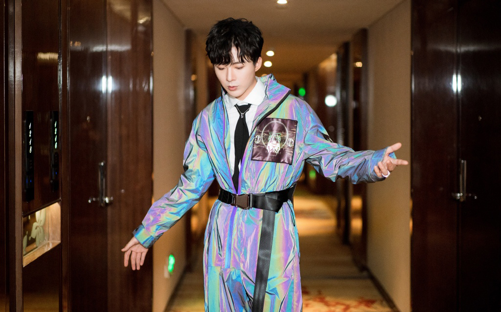 高清男明星刘宇宁镭射连体工装服帅气图片图片