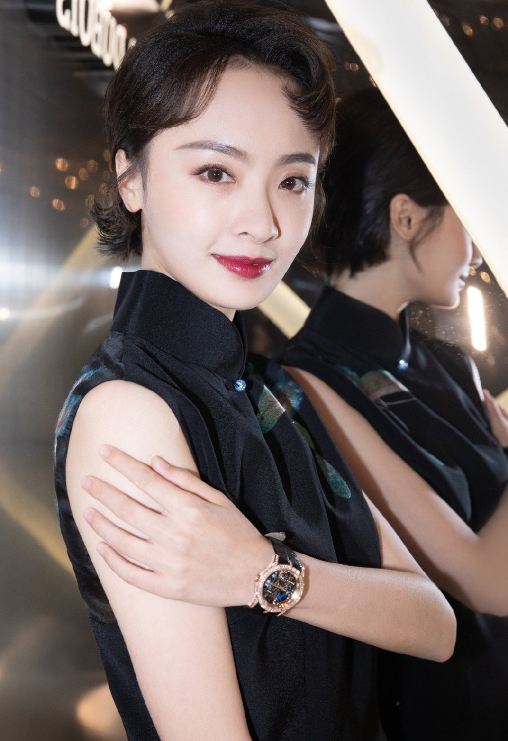 中国内地四川成都女演员孙铱丸子头娇俏可爱杂志写真图片图片