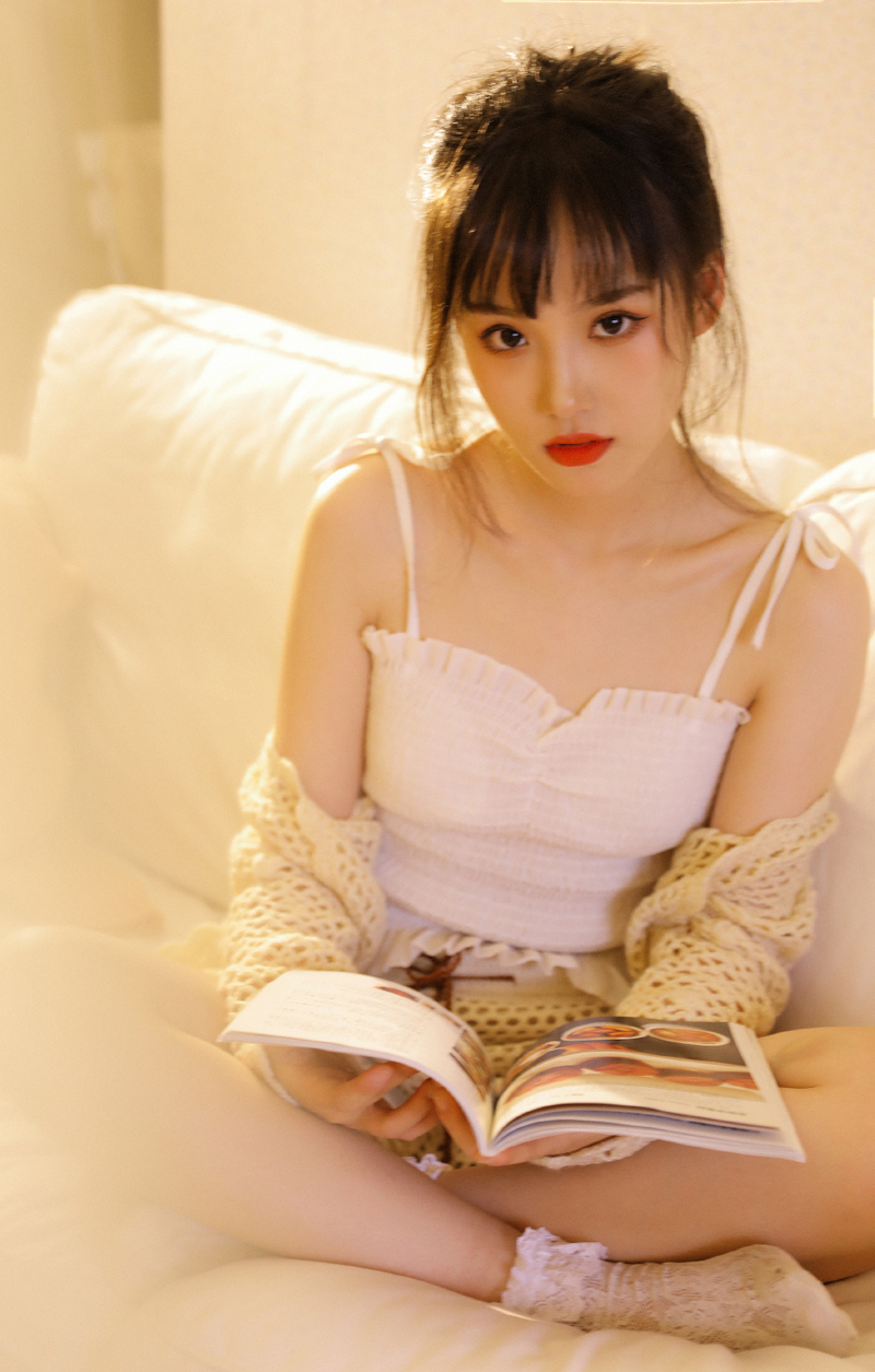 高清最流行女裤性感御姐美女吊带白丝美腿热裤惹火写真图片