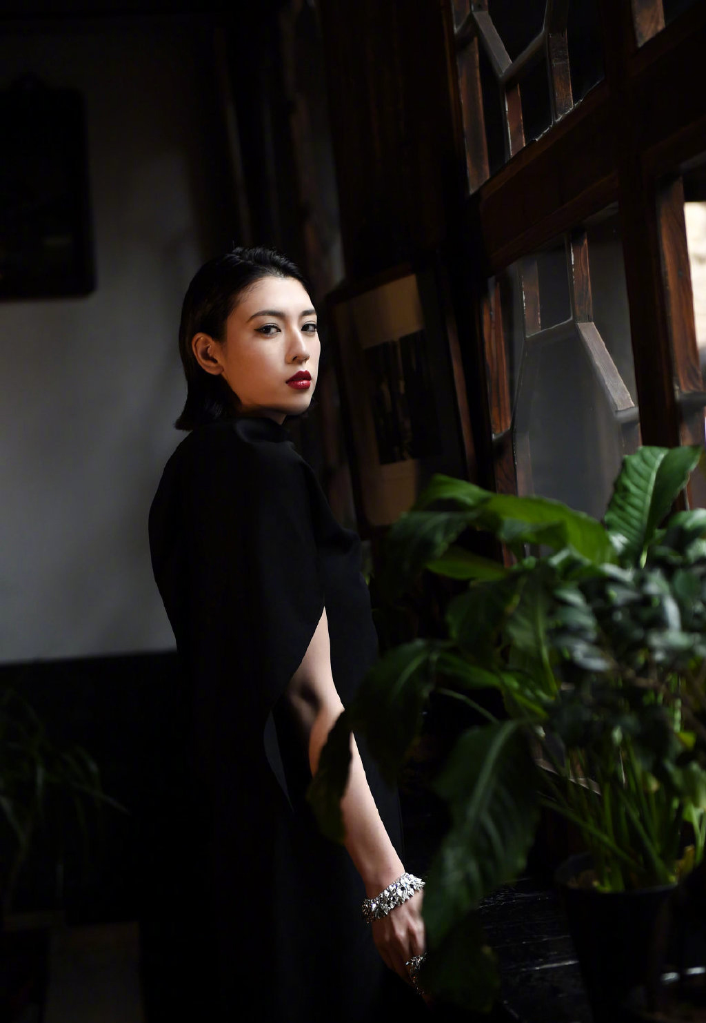 三吉彩花图片