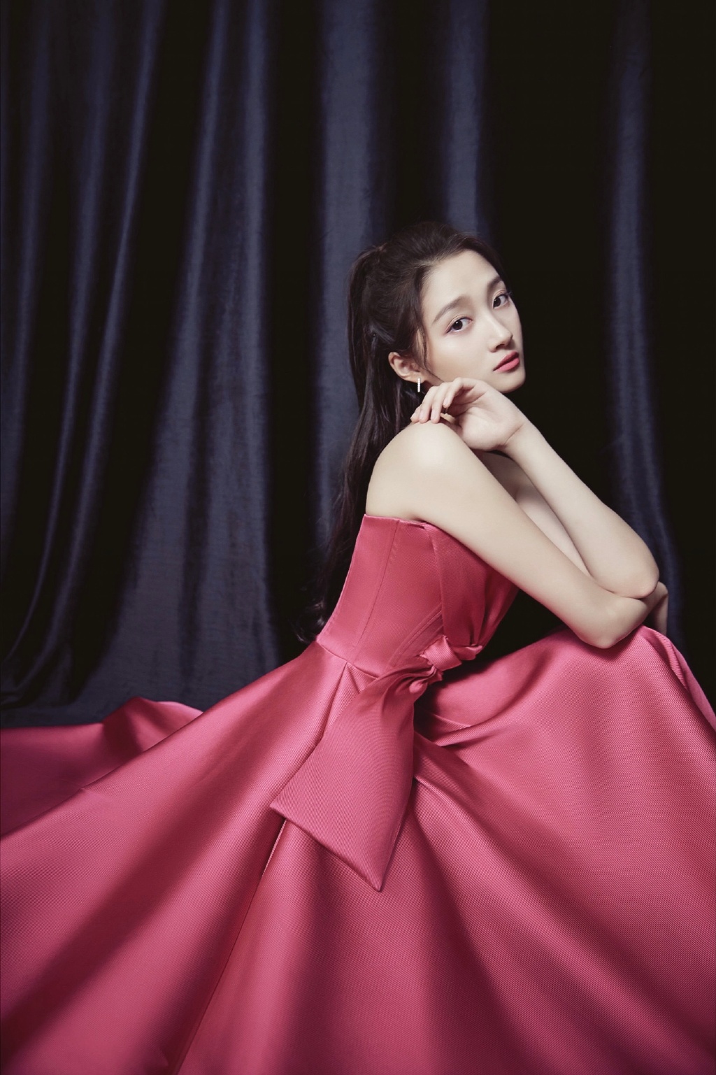 高清北京女演员关晓彤玫红色礼服裙优雅写真图片图片