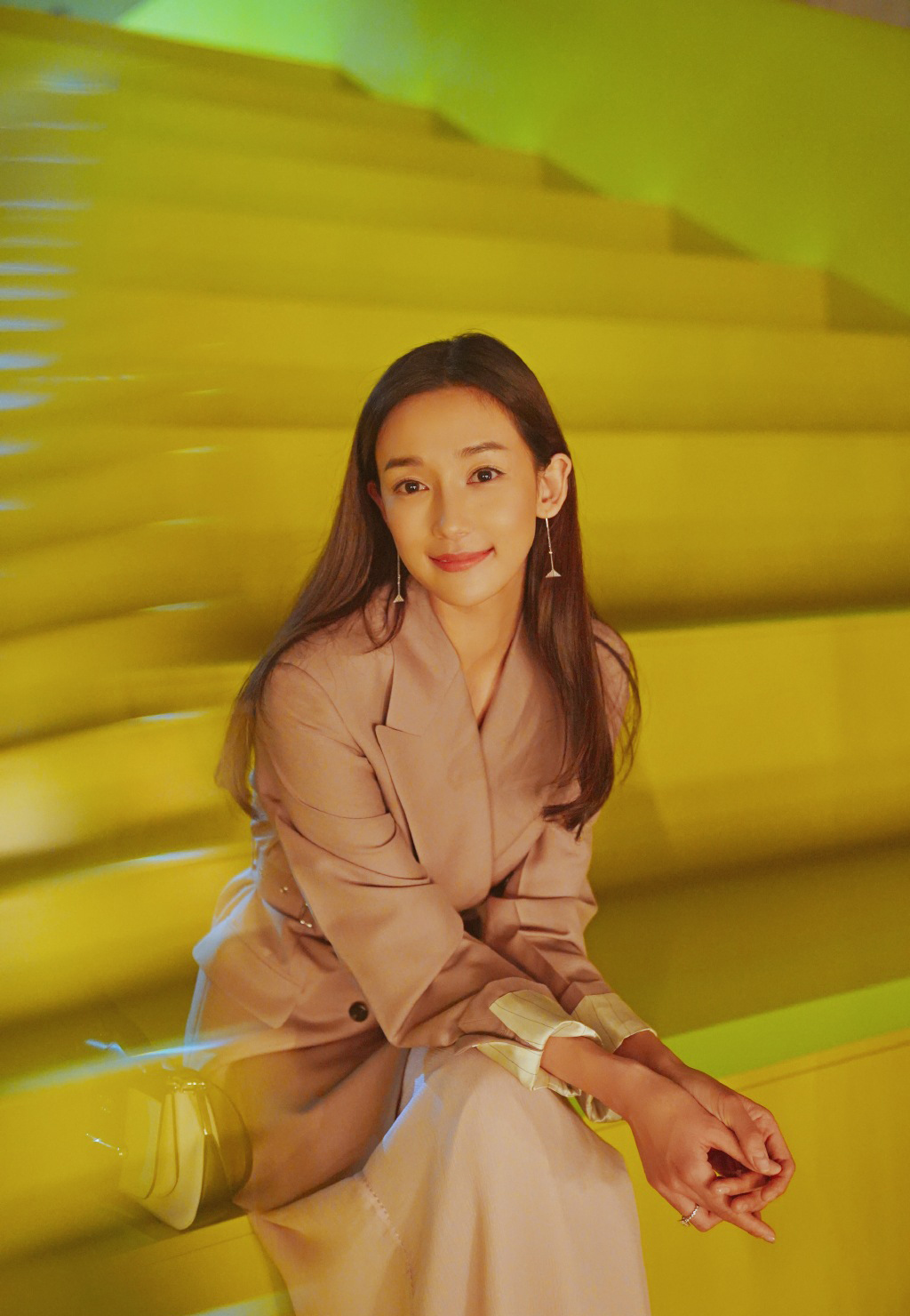 高清女明星李若宁露肩装性感写真图片图片