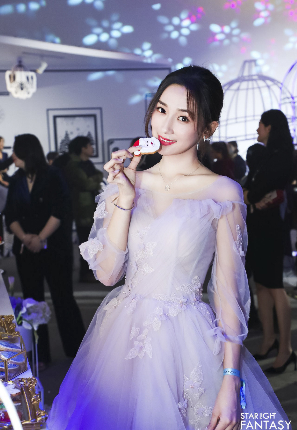 高清女明星李若宁露肩装性感写真图片图片