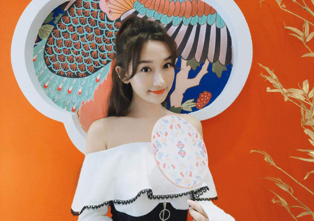 高清女明星李若宁露肩装性感写真图片图片
